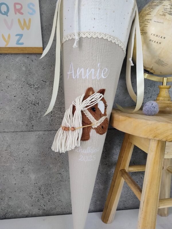 Schultüte aus Musselin mit Pferd 3 D Mähen im Boho Stil mit Namen – Bild 3