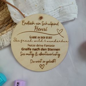 Schulkind Button aus Holz mit Namen