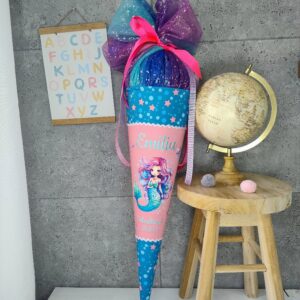 Schultüte zum Mermaid Lola mit Meerjungfrau auf Rosa Hintergrund