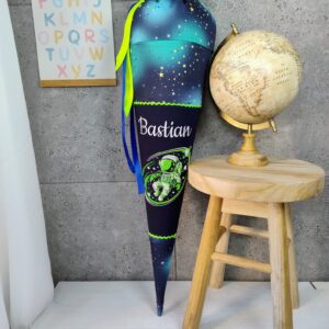 Schultüte zum Raumfahrbär mit Astronaut in Leuchtgarn und Namen