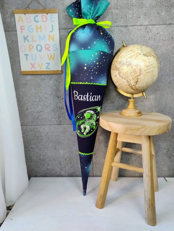 Schultüte zum Raumfahrbär mit Astronaut in Leuchtgarn und Namen