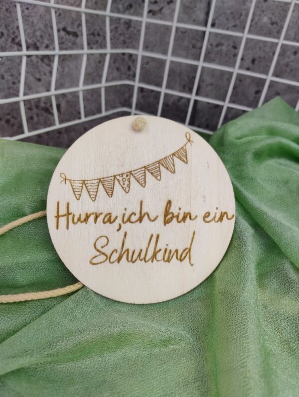 Schultüten Anhänger Button aus Holz Hurra endlich ein Schulkind