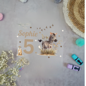Dieses besondere Bügelbild zeigt ein freundliches Zebra im Afrika-Look – perfekt für kleine Tier- und Safari-Fans, die ihren Geburtstag mit einem ganz individuellen Outfit feiern möchten! ✨ Durch die Personalisierung mit Name und Geburtstagszahl wird jedes Shirt zu einem echten Unikat und eine unvergessliche Erinnerung an den Ehrentag. Ob Geburtstags-Shirt, Geschwistershirt oder liebevolle Überraschung – das Zebra bringt Abenteuer-Feeling und sorgt für strahlende Kinderaugen. 🌟 Produktdetails: Hauptmotiv: Zebra Afrika Größe: A5-Bogen (ideal für Kinder-T-Shirts) Mit Wunschname & Geburtstagszahl personalisierbar Geeignet für Shirts, Bodys, Pullover, Beutel u.v.m. Für alle gängigen Stoffarten (z. B. Baumwolle, Leinen, Mischgewebe) Inklusive ausführlicher Bügelanleitung ℹ️ Wichtiger Hinweis: Bitte achte bei der Bestellung auf die korrekte Schreibweise von Name und Zahl, da jedes Bügelbild individuell für dich gefertigt wird. ✨ Jetzt bestellen und ein tierisch cooles Geburtstagsoutfit gestalt