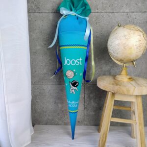 Schultüte zum Space Craft Spike Farblauf aus Stoff mit Namen Astronaut und leuchtgarn