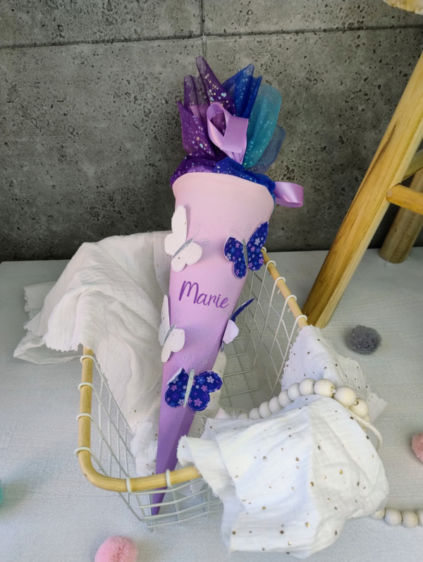 Kita-Tüte lila mit Schmetterlingen – Personalisiert, 35 cm Stoff-Geschwistertüte