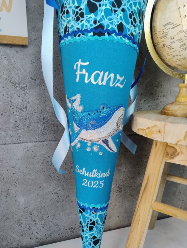 Schultüte zum Abtauchbär mit Blau Wal und Namen Leuchtgarn – Bild 4