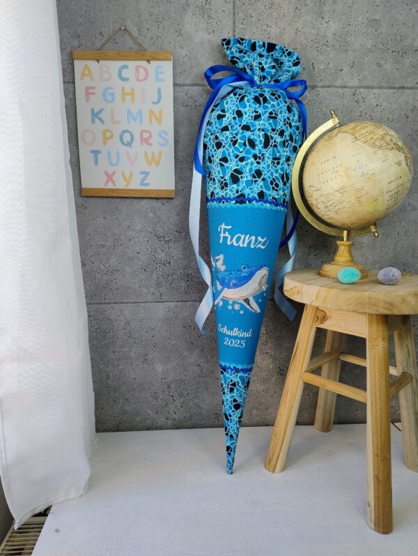 Schultüte zum Abtauchbär mit Blau Wal und Namen Leuchtgarn