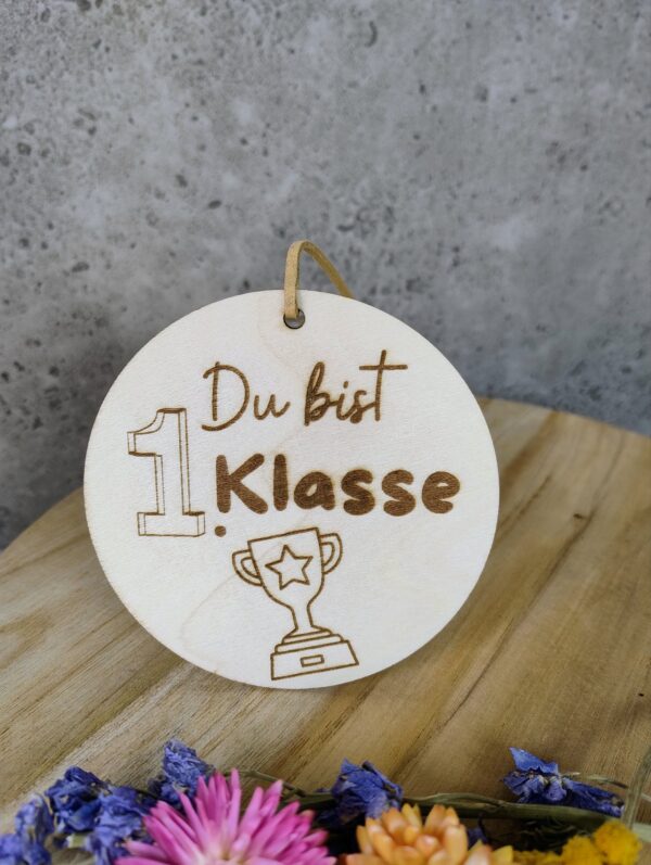 Schultüten Anhänger Holz Du bist erste Klasse  Button als Erinnerung zur Einschulung oder Vorschule mit Gravur und Band – Bild 2