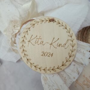 Kita Anhänger Holz personalisiert zum Kita Start  Namensbutton als Erinnerung zur Einschulung oder Vorschule mit Gravur und Band