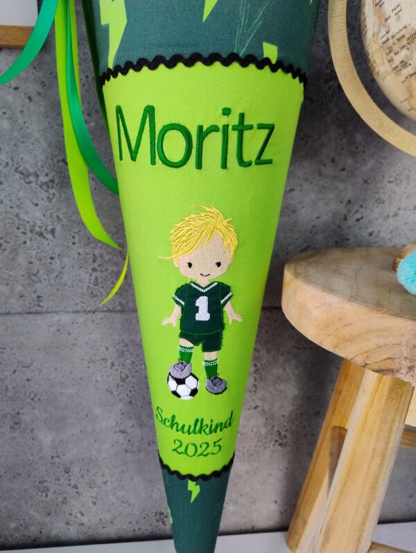 Schultüte zum Bärtastisch mit Fussballspieler Namen und Datum – Bild 3