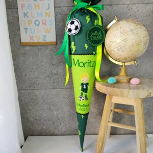 Schultüte zum Bärtastisch mit Fussballspieler Namen und Datum