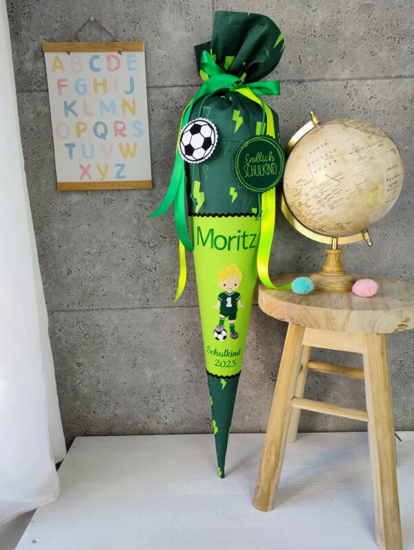 Schultüte zum Bärtastisch mit Fussballspieler Namen und Datum
