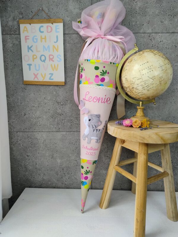 Schultüte zum Flowerpowbär mit Katze und 3 D Schmetterling Namen und Tüll