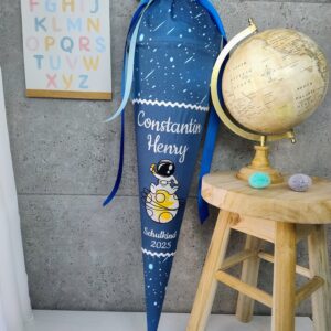 Schultüte zum Kopernikus mit Astronaut aus Leuchtgarn mit Namen