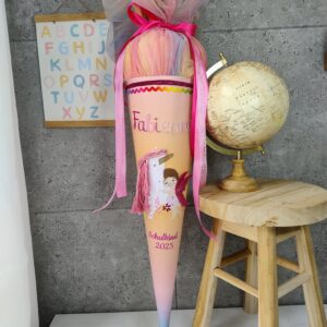 Schultüte zum Urlaubsfiebär Farblauf mit Einhorn und Fee und Namen sowie Tüll