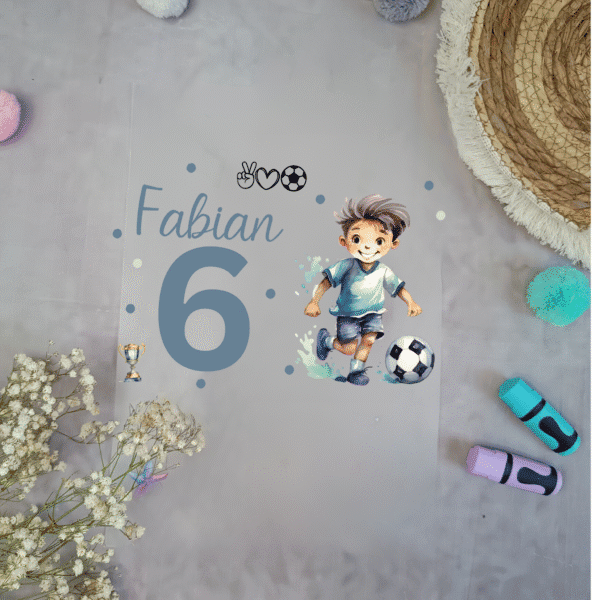 Bügelbild Geburtstag Fussball mit Name &Zahl | A5 | Personalisiert | Einzeln ausschneidbar | für Shirt, Schultüte, Stoff