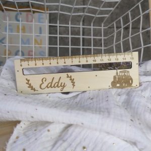 Lesehilfe aus Holz mit Traktor und mit Namen