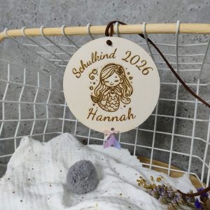 Schulkind Button aus Holz mit süßer Meerjungfrau Anhänger und Namen