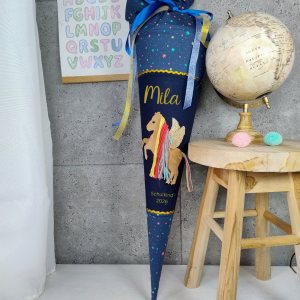 Schultüte jeune premier angelehnt mit Pegasus mit Namen und Schulkind