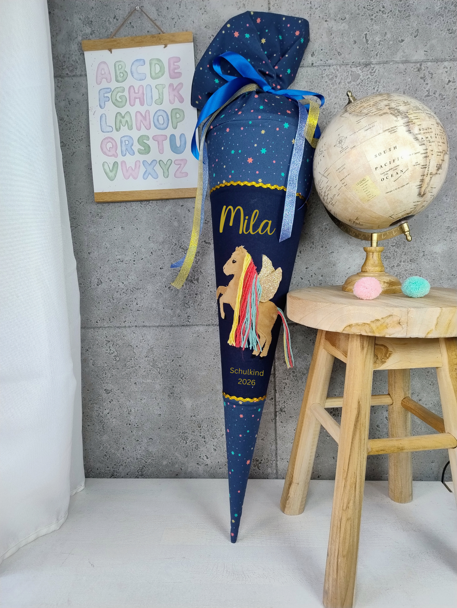 Schultüte jeune premier angelehnt mit Pegasus mit Namen und Schulkind