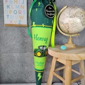 Schultüte zum Bärtastisch mit Traktor Namen und Datum