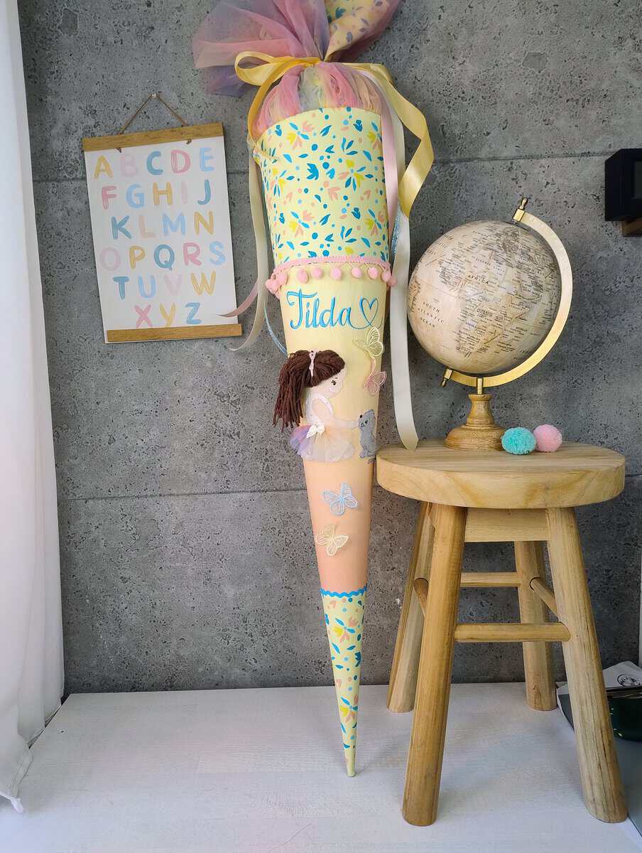 Schultüte zum Cat Lilly mit Mädchen mit Katze und Tüll und Namen